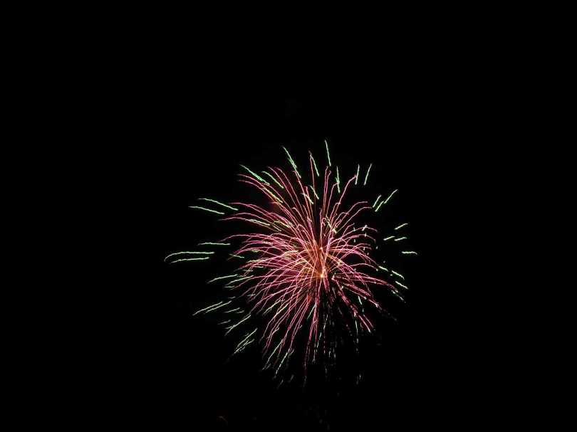 Picture of a red starburst firework